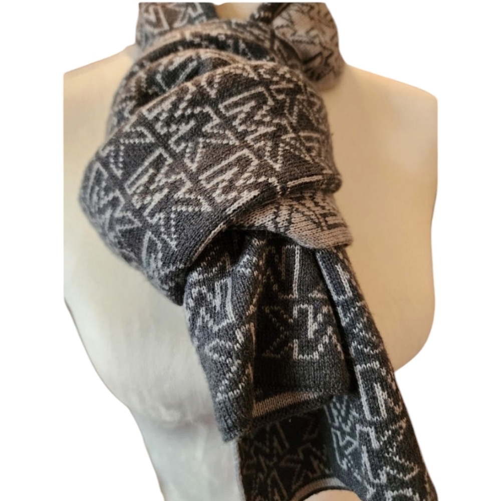 EUC Michael Kors gray and white scarf‎
